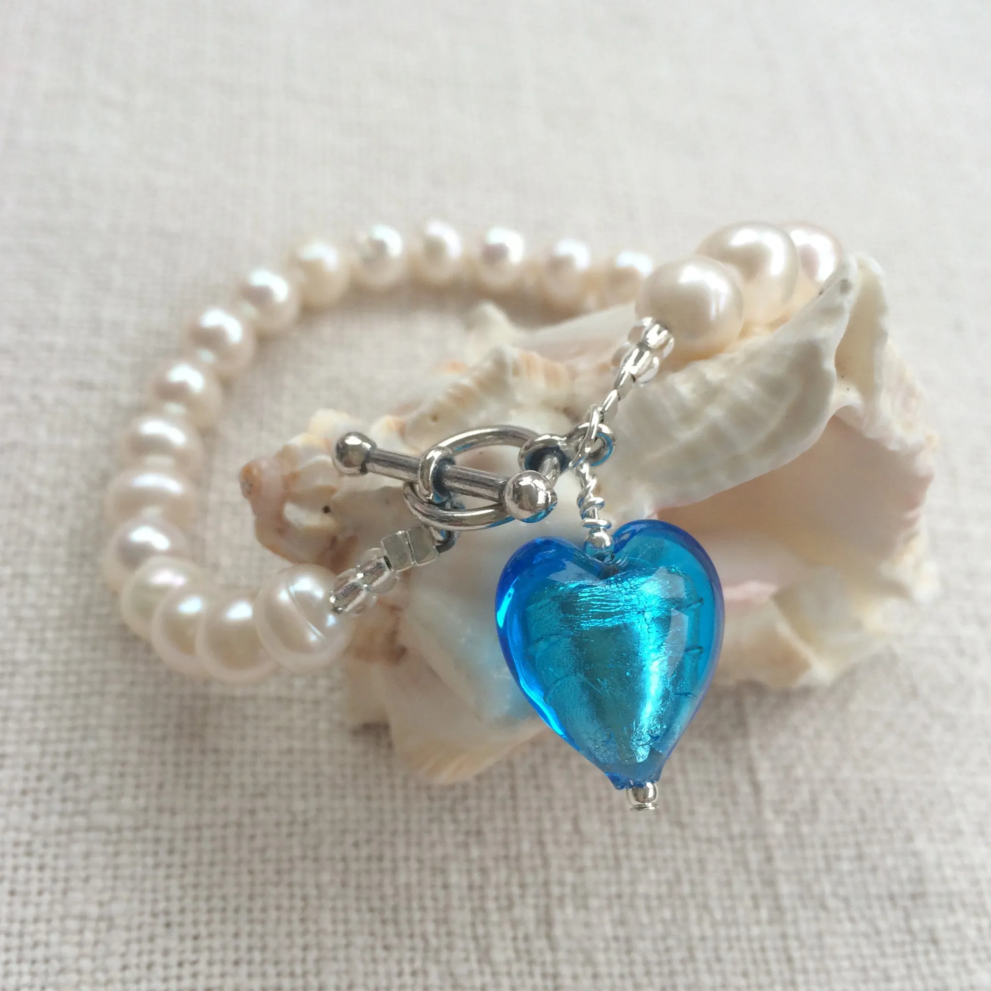 Bracelet with turquoise (blue) Murano glass small heart charm on white freshwater pearls