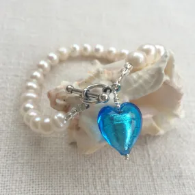 Bracelet with turquoise (blue) Murano glass small heart charm on white freshwater pearls