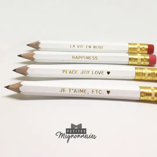 Petits crayons à papier gravés "HAPPINESS - JE T'AIME,ETC. - PEACE JOY LOVE - LA VIE EN ROSE" - Exclusivité PetitesMignonneries